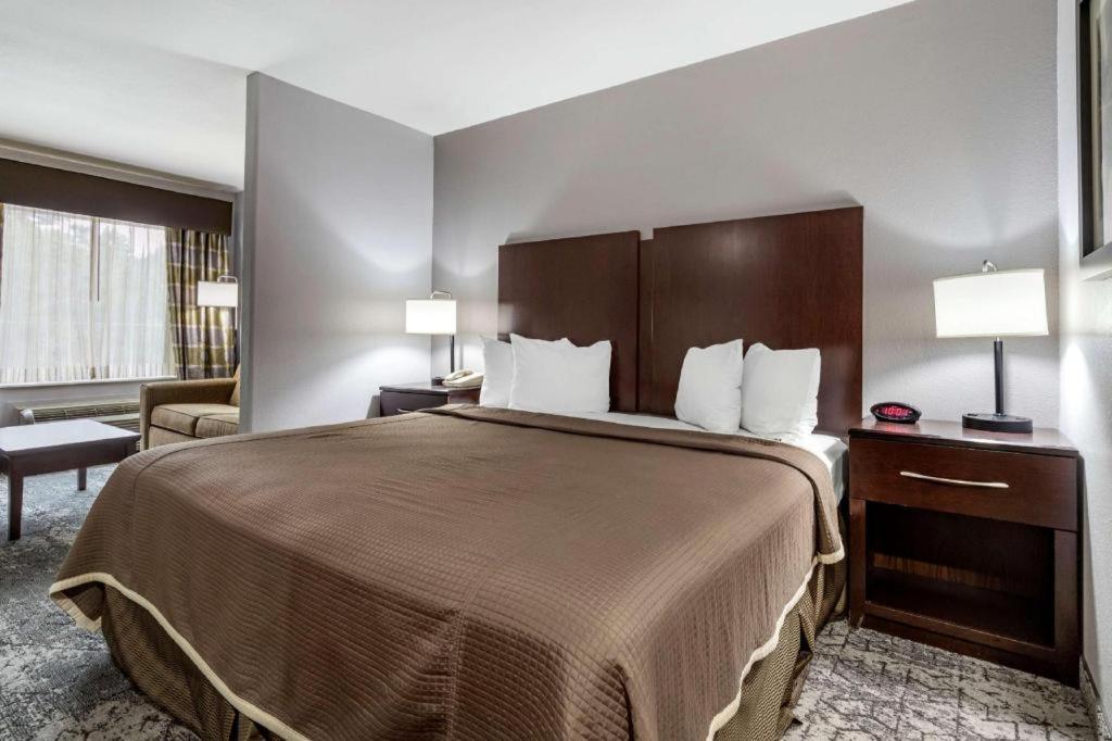 Best Western Oakdale Inn Bagian luar foto