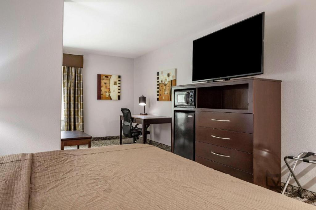 Best Western Oakdale Inn Bagian luar foto