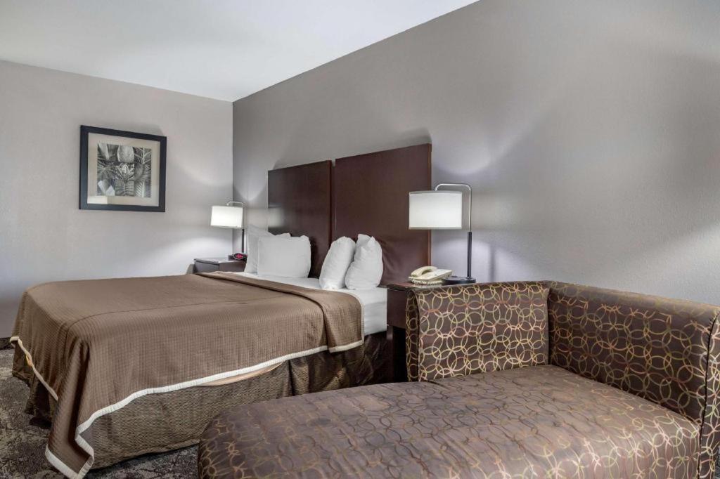 Best Western Oakdale Inn Bagian luar foto
