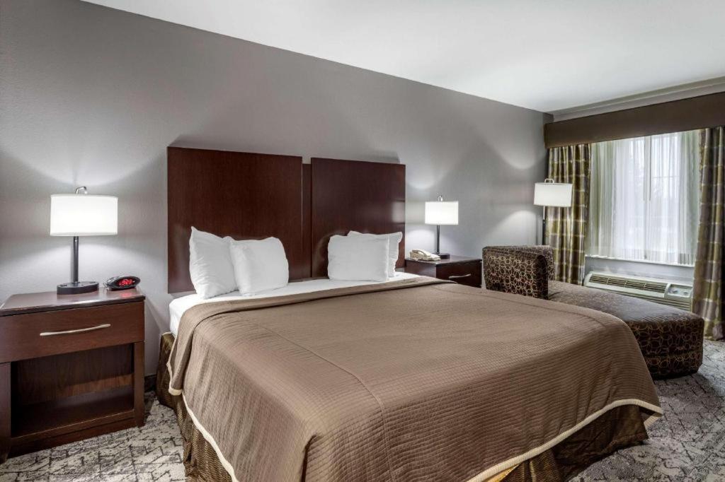 Best Western Oakdale Inn Bagian luar foto