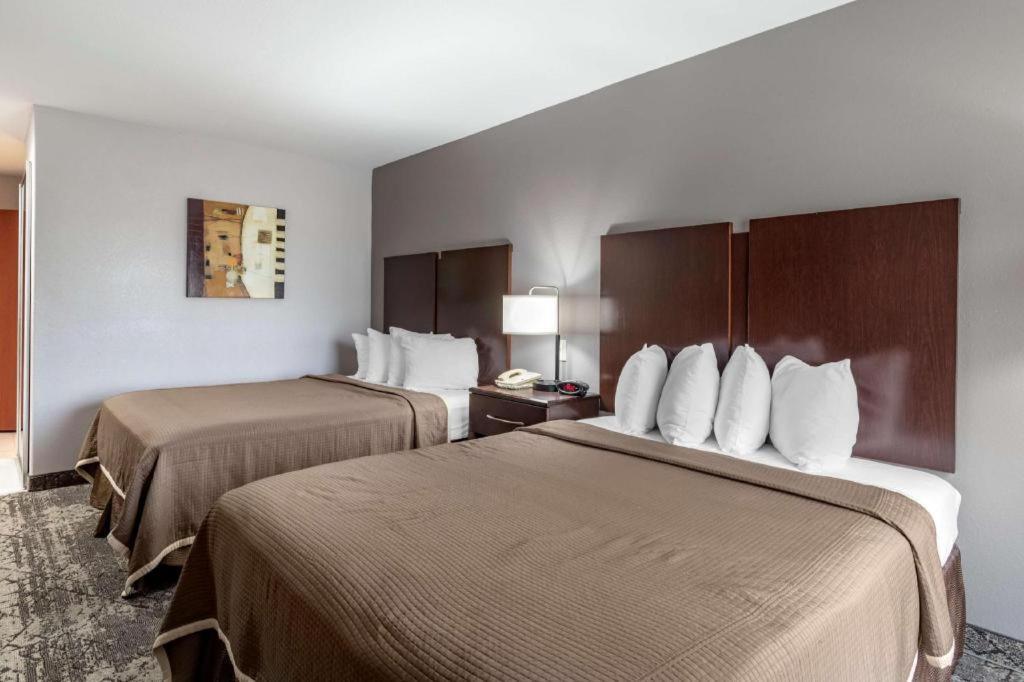 Best Western Oakdale Inn Bagian luar foto
