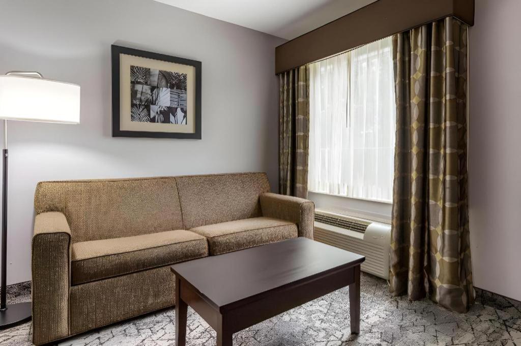 Best Western Oakdale Inn Bagian luar foto