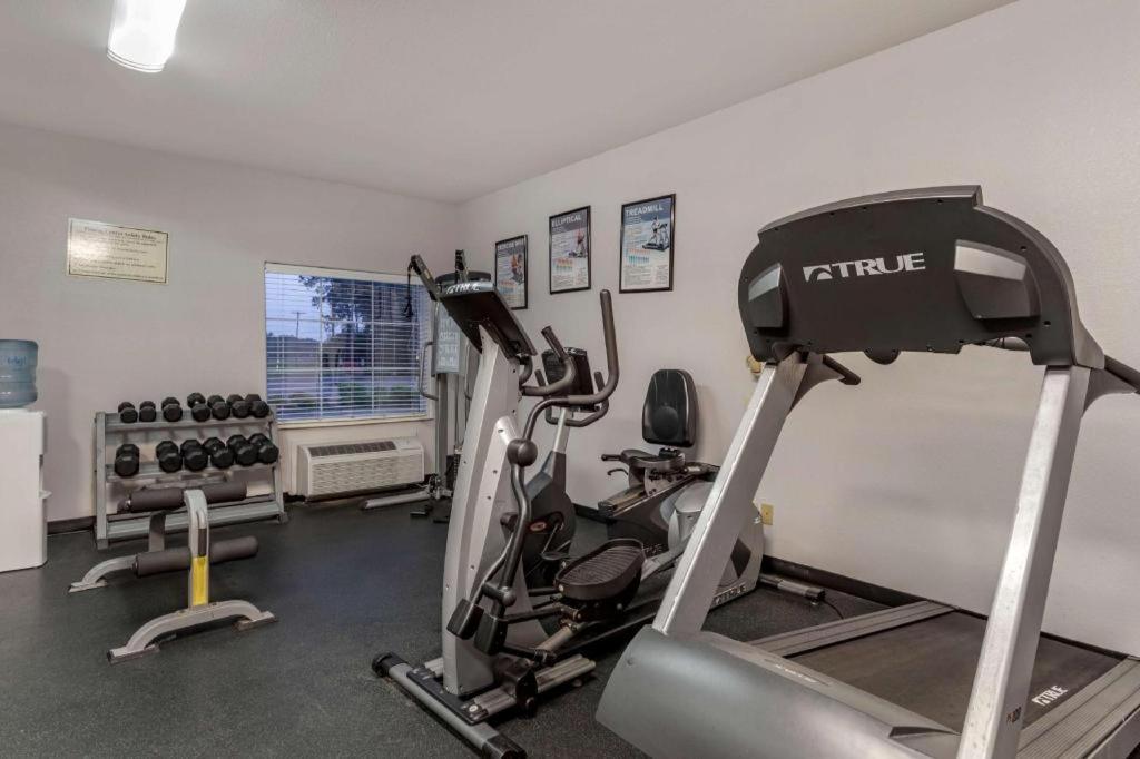 Best Western Oakdale Inn Bagian luar foto